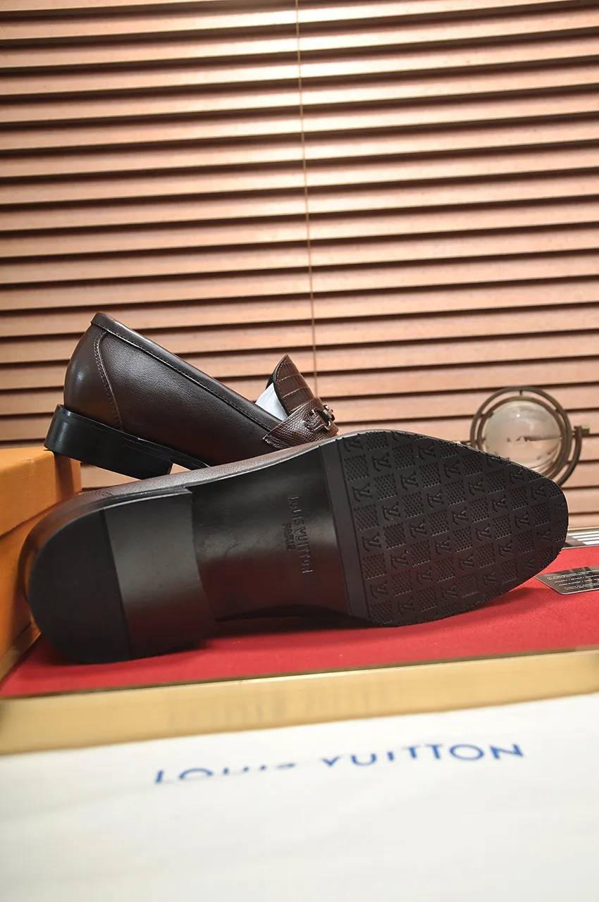 Men's men's shoes 💰540💶 [LV] (original single cowhide lining) 🍀LV's latest genuine leather business suit shoes are launched simultaneously on the official website. The first-layer cowhide imported from Italy is made of heavy gold, 💥official website 1:1 rubber outsole. Versatile to wear, high-end without losing class, and the color combination is extraordinary. This four-season style is alluring when worn on your feet, showing off your big-name flair. Standard code 38-45 (45 customized)
